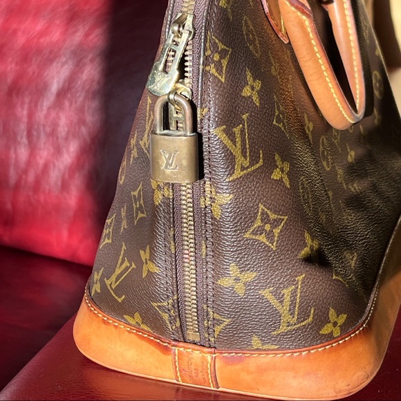 Authentic Louis Vuitton Alma PM in Monogram - Picture 5 of 17
